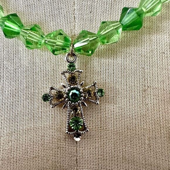 Green beaded rhinestone cross necklace - Picture 2 of 11